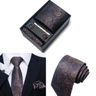 coffret cravate homme, cravate imprimée en soie, accessoire homme de luxe, coffret cadeau gentleman, boutons de manchette et pochette
