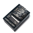 coffret cravate homme, cravate imprimée en soie, accessoire homme de luxe, coffret cadeau gentleman, boutons de manchette et pochette