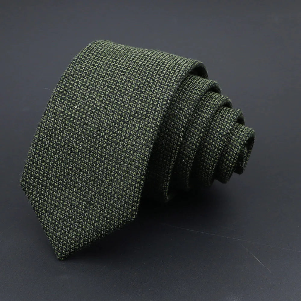 cravate slim en laine, cravate étroite pour homme, accessoire élégant en laine, cravate durable, cravate à petits carreaux