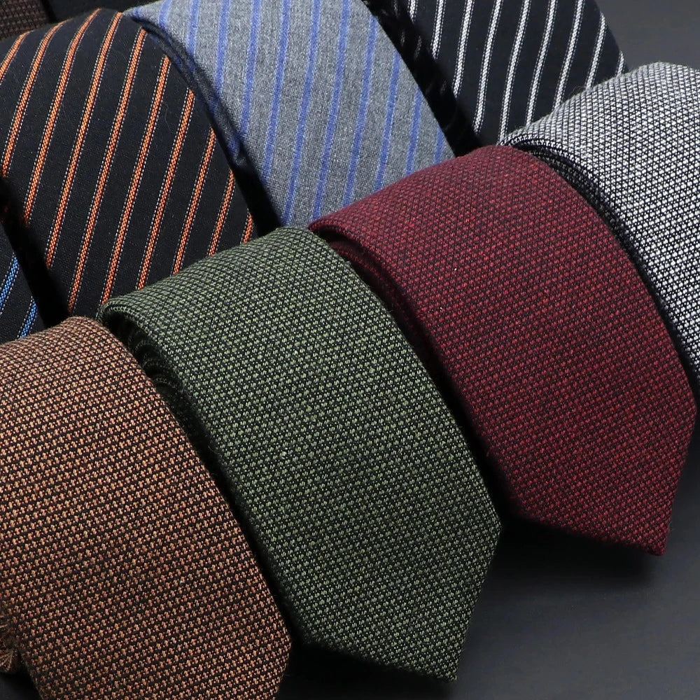 cravate slim en laine, cravate étroite pour homme, accessoire élégant en laine, cravate durable, cravate à petits carreaux