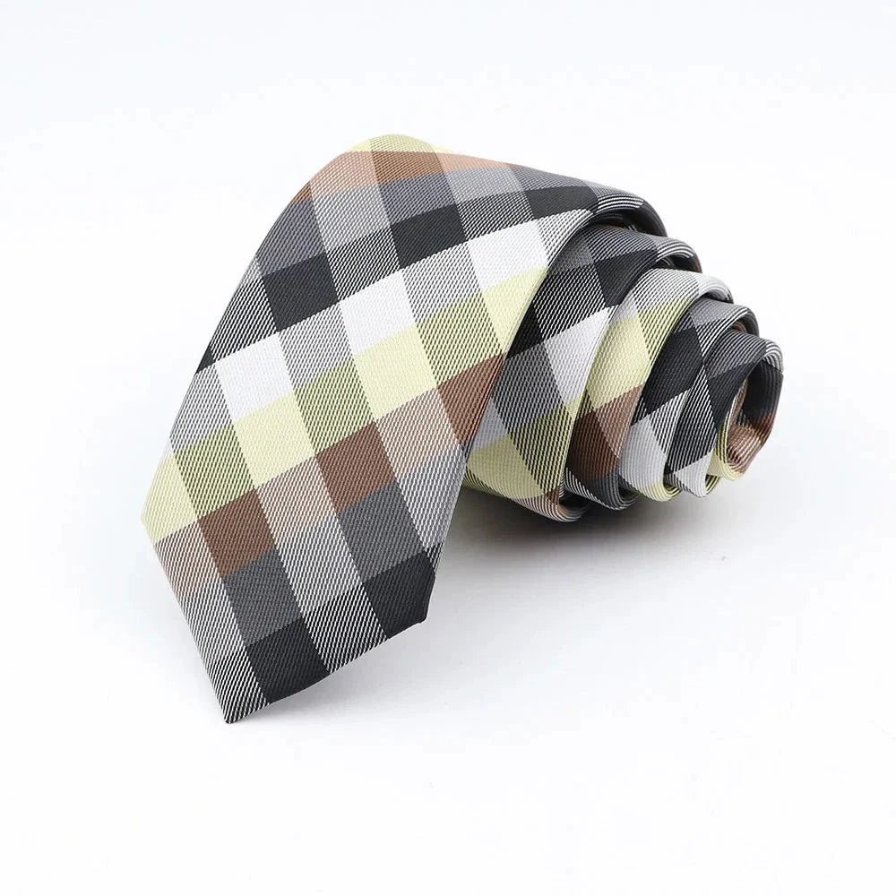 cravate à carreaux, cravate en polyester, accessoire homme élégant, cravate pour occasions spéciales, cravate polyvalente