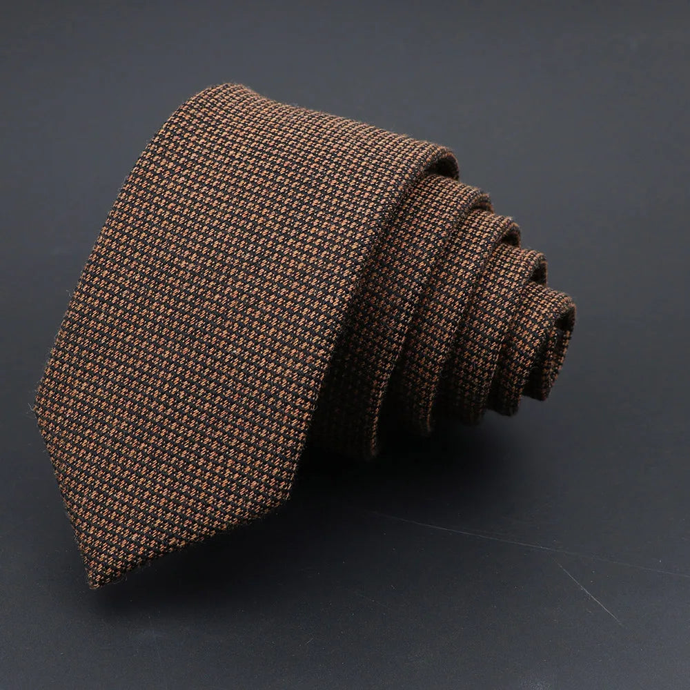 cravate slim en laine, cravate étroite pour homme, accessoire élégant en laine, cravate durable, cravate à petits carreaux