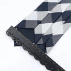 cravate à carreaux, cravate en polyester, accessoire homme élégant, cravate pour occasions spéciales, cravate polyvalente