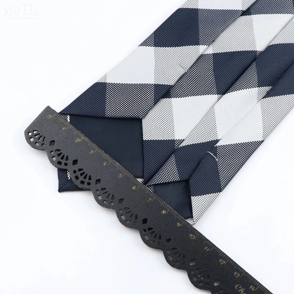 cravate à carreaux, cravate en polyester, accessoire homme élégant, cravate pour occasions spéciales, cravate polyvalente