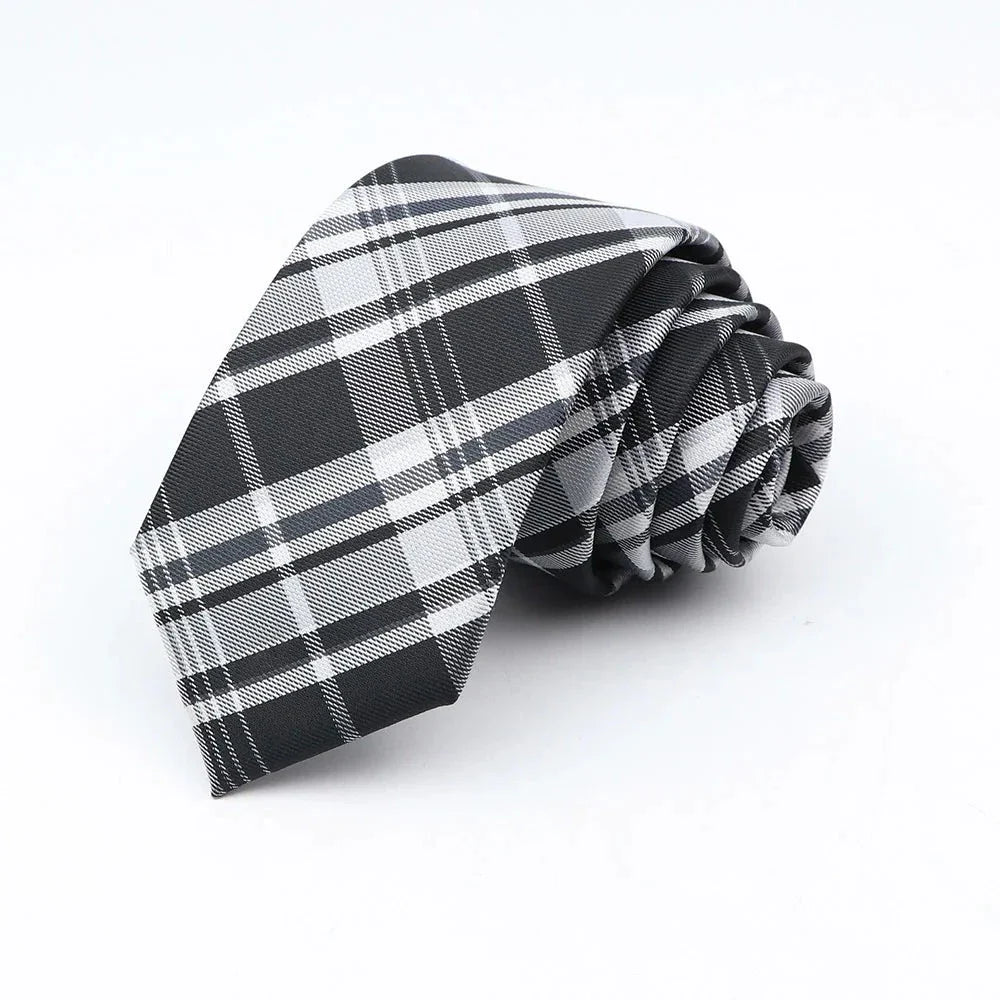 cravate à carreaux, cravate en polyester, accessoire homme élégant, cravate pour occasions spéciales, cravate polyvalente