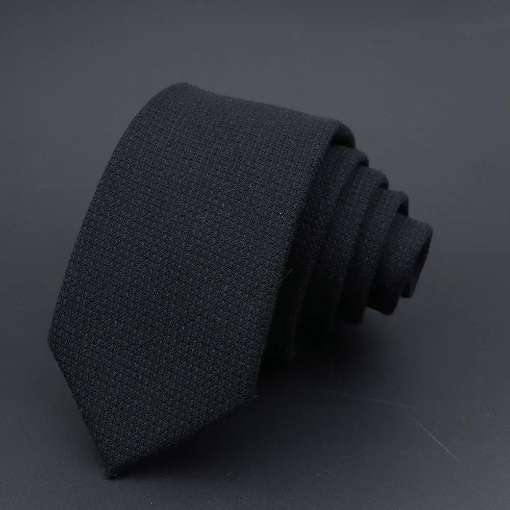 cravate slim en laine, cravate étroite pour homme, accessoire élégant en laine, cravate durable, cravate à petits carreaux