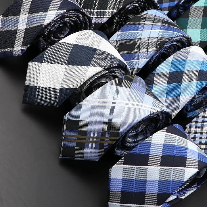 cravate à carreaux, cravate en polyester, accessoire homme élégant, cravate pour occasions spéciales, cravate polyvalente