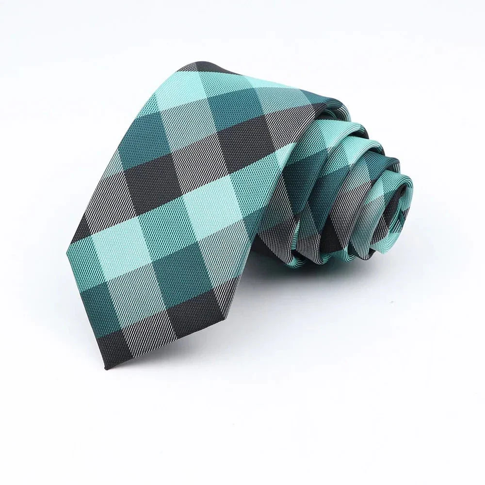 cravate à carreaux, cravate en polyester, accessoire homme élégant, cravate pour occasions spéciales, cravate polyvalente