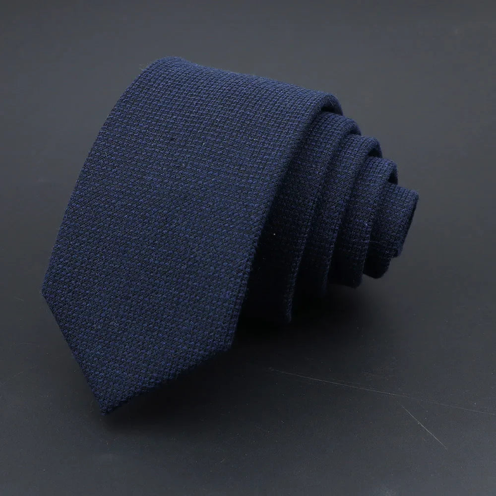 cravate slim en laine, cravate étroite pour homme, accessoire élégant en laine, cravate durable, cravate à petits carreaux
