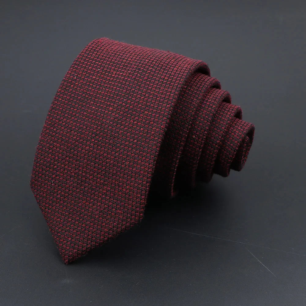 cravate slim en laine, cravate étroite pour homme, accessoire élégant en laine, cravate durable, cravate à petits carreaux