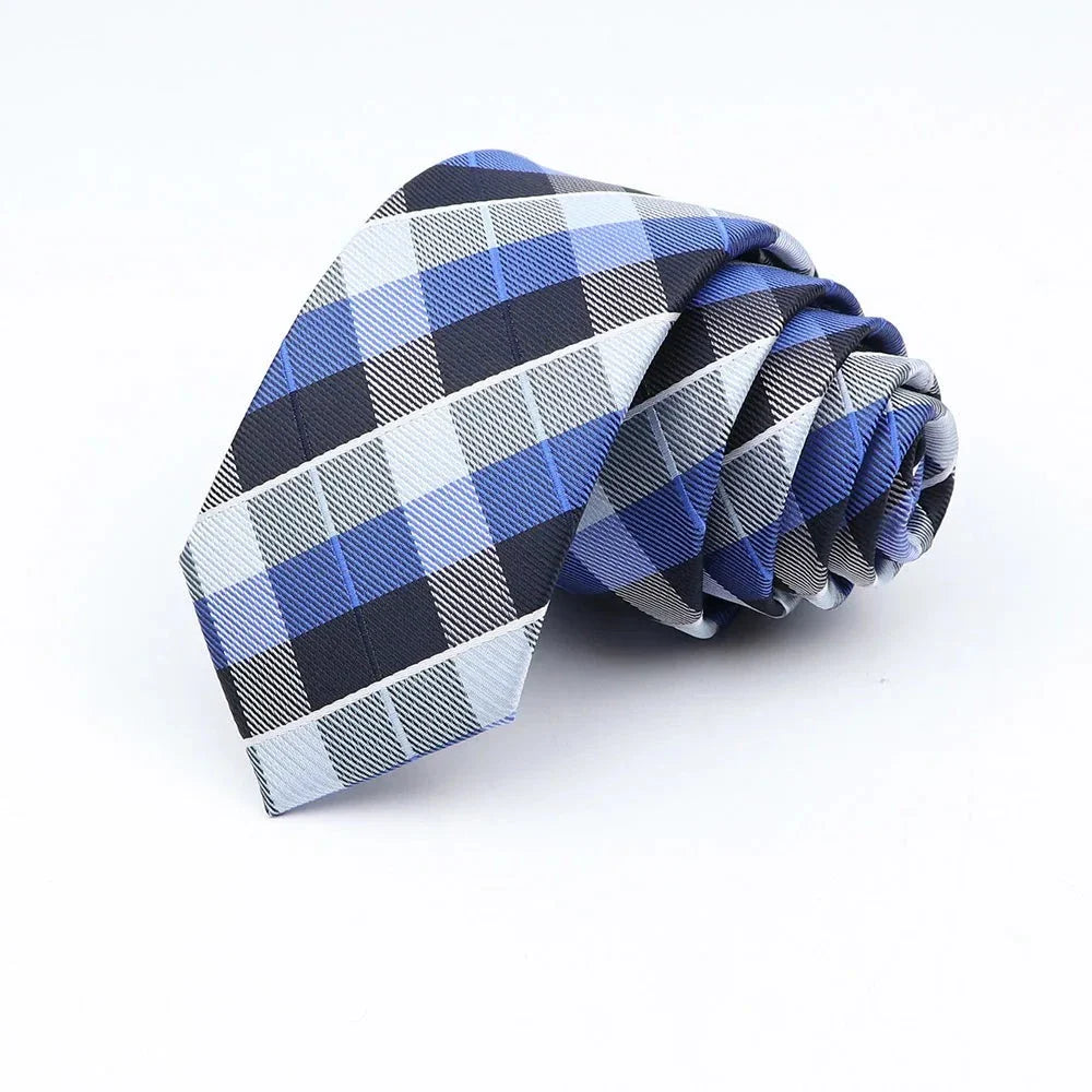 cravate à carreaux, cravate en polyester, accessoire homme élégant, cravate pour occasions spéciales, cravate polyvalente