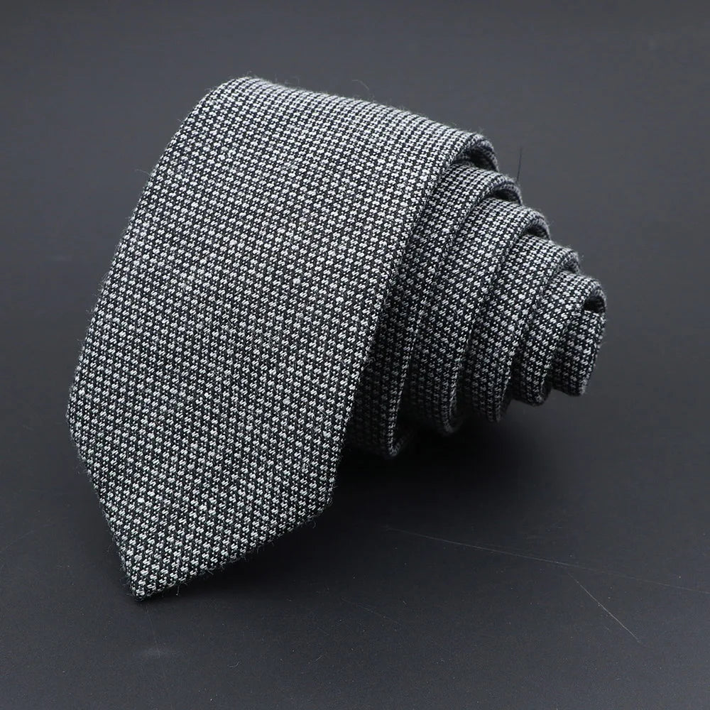 cravate slim en laine, cravate étroite pour homme, accessoire élégant en laine, cravate durable, cravate à petits carreaux