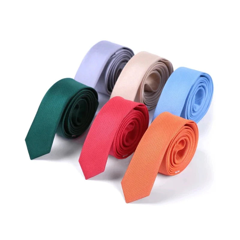 cravate slim unie, cravate en soie homme, accessoire masculin élégant, cravate étroite, cravate classique