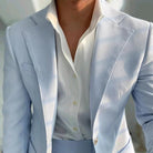 costume seersucker homme, costume bleu ciel slim, costume homme été, costume casual chic homme, costume mariage jour







