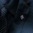 broche homme, broche fleur de lys, accessoire costume homme, broche élégante, broche mariage