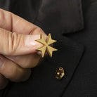 broche homme, broche croix de malte, accessoire costume, broche élégante, broche formelle