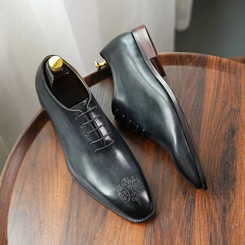 chaussure richelieu motif, chaussure homme gravée, chaussure de ville camel, chaussure homme élégante, chaussure formelle originale






