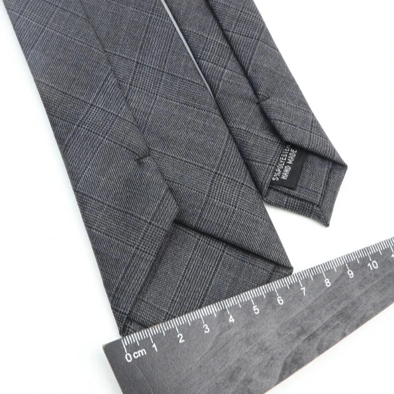 cravate en laine, cravate rayée élégante, accessoire homme durable, cravate de qualité, cravate sophistiquée