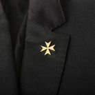 broche homme, broche croix de malte, accessoire costume, broche élégante, broche formelle