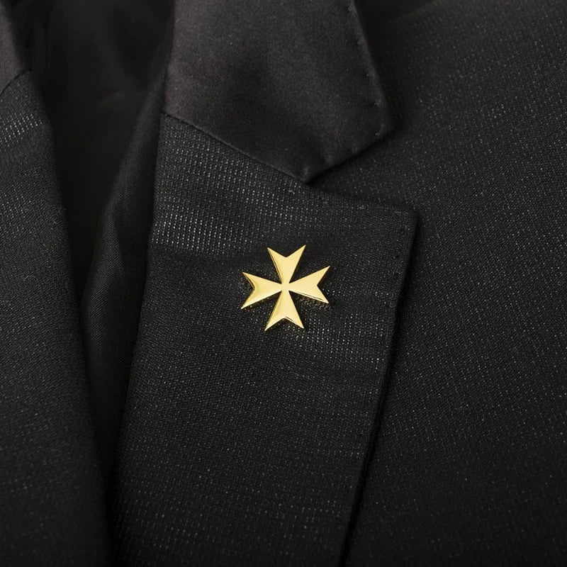 broche homme, broche croix de malte, accessoire costume, broche élégante, broche formelle