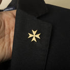 broche homme, broche croix de malte, accessoire costume, broche élégante, broche formelle
