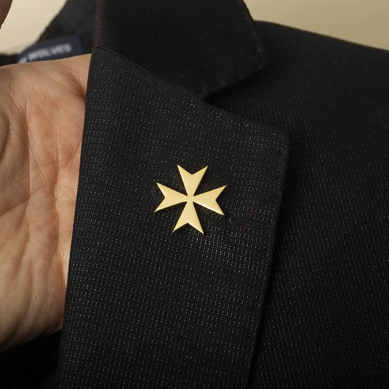 broche homme, broche croix de malte, accessoire costume, broche élégante, broche formelle