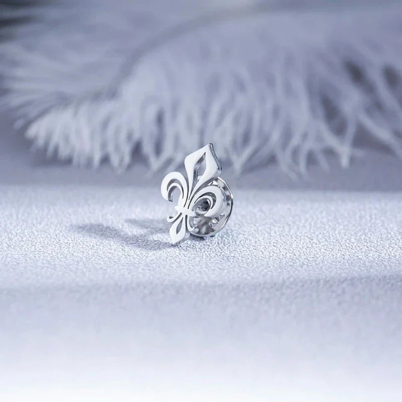 broche homme, broche fleur de lys, accessoire costume homme, broche élégante, broche mariage