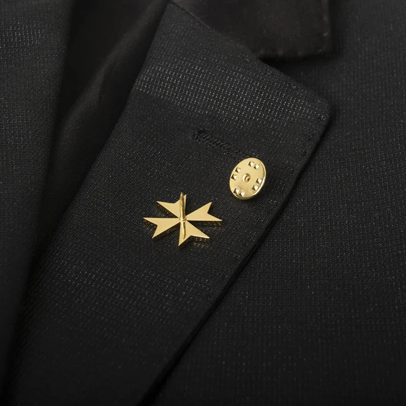 broche homme, broche croix de malte, accessoire costume, broche élégante, broche formelle