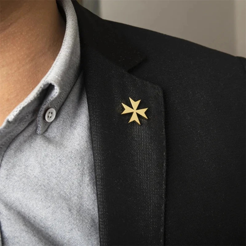 broche homme, broche croix de malte, accessoire costume, broche élégante, broche formelle