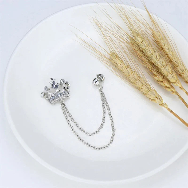 broche homme couronne, broche costume chaîne, accessoire homme luxe, broche élégante, bijou homme royal