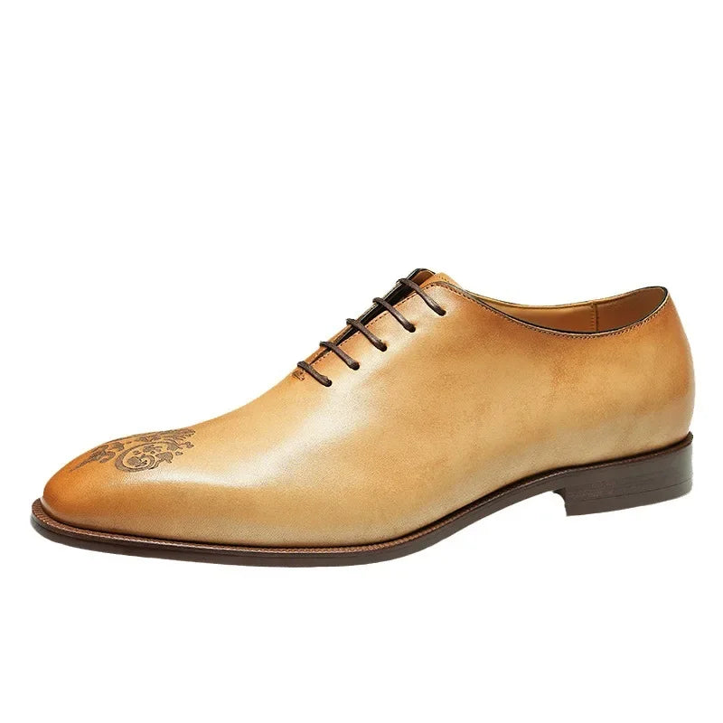 chaussure richelieu motif, chaussure homme gravée, chaussure de ville camel, chaussure homme élégante, chaussure formelle originale






