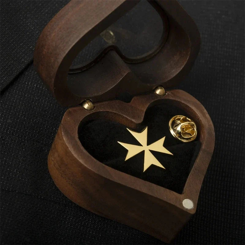 broche homme, broche croix de malte, accessoire costume, broche élégante, broche formelle