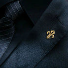 broche homme, broche fleur de lys, accessoire costume homme, broche élégante, broche mariage