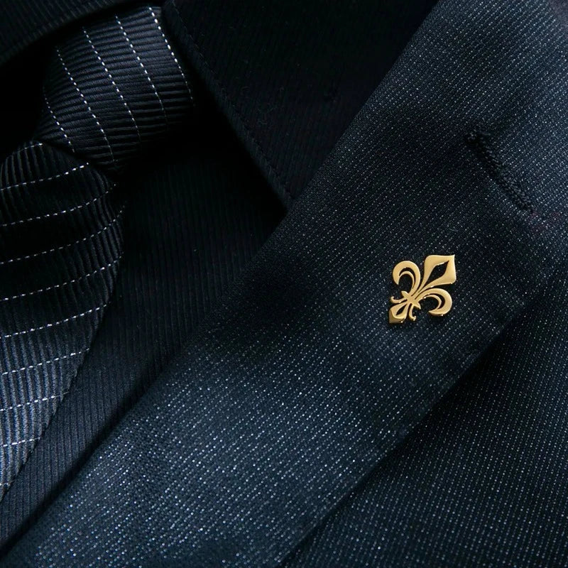 broche homme, broche fleur de lys, accessoire costume homme, broche élégante, broche mariage