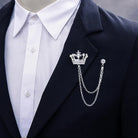 broche homme couronne, broche costume chaîne, accessoire homme luxe, broche élégante, bijou homme royal
