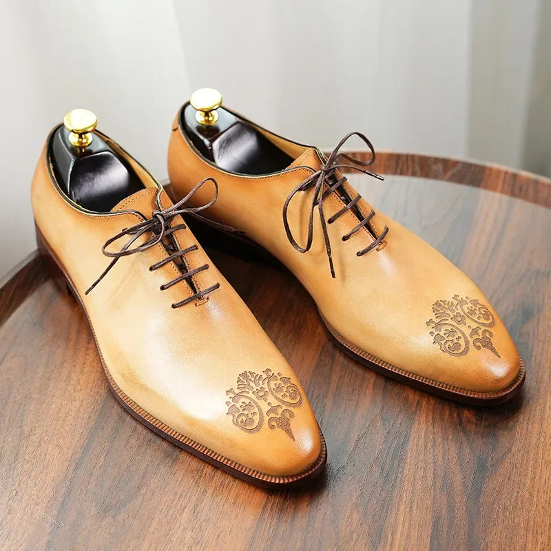 chaussure richelieu motif, chaussure homme gravée, chaussure de ville camel, chaussure homme élégante, chaussure formelle originale






