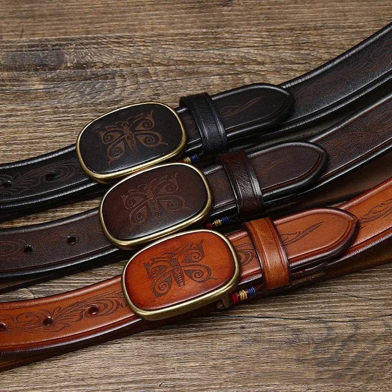 La Ceinture Homme en Cuir Détaillée Papillon Maximus est la pièce idéale pour les hommes qui valorisent l'authenticité et le style unique. Fabriquée en cuir véritable de haute qualité, cette ceinture présente un design riche en détails, avec des motifs complexes gravés sur le cuir et la boucle. La boucle ovale avec le dessin de papillon central est le grand point fort, ajoutant une touche de personnalité et d'élégance vintage. Parfaite pour les looks décontractés et boho-chic, cette ceinture est un accessoi