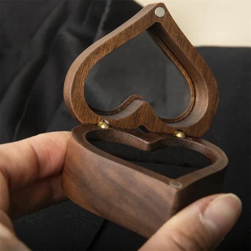 broche homme, broche croix de malte, accessoire costume, broche élégante, broche formelle
